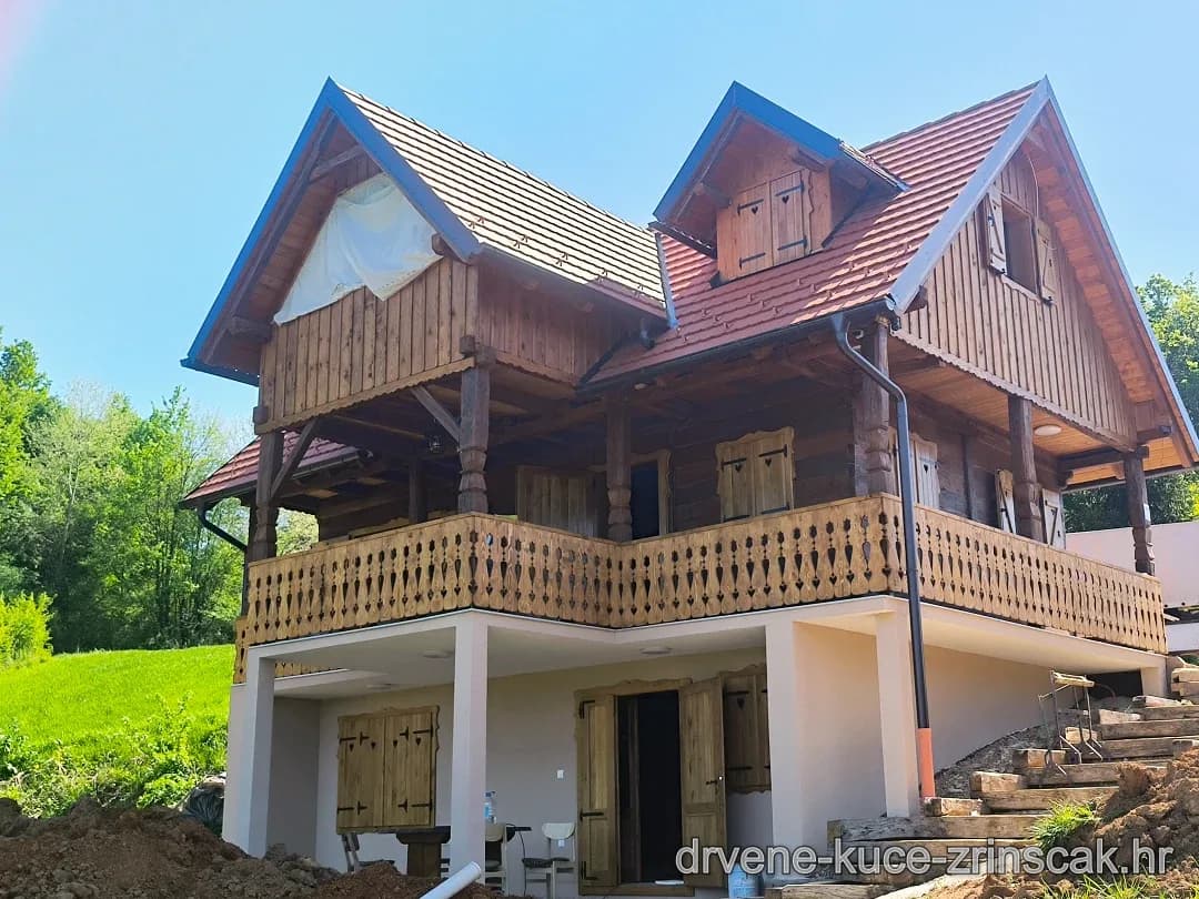 Drvena kuća u prirodnom okruženju