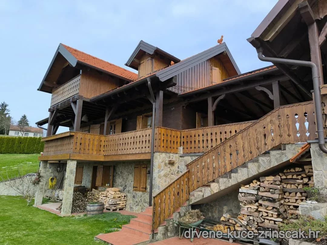 Drvena kuća – terasa i balkon na kamenoj bazi