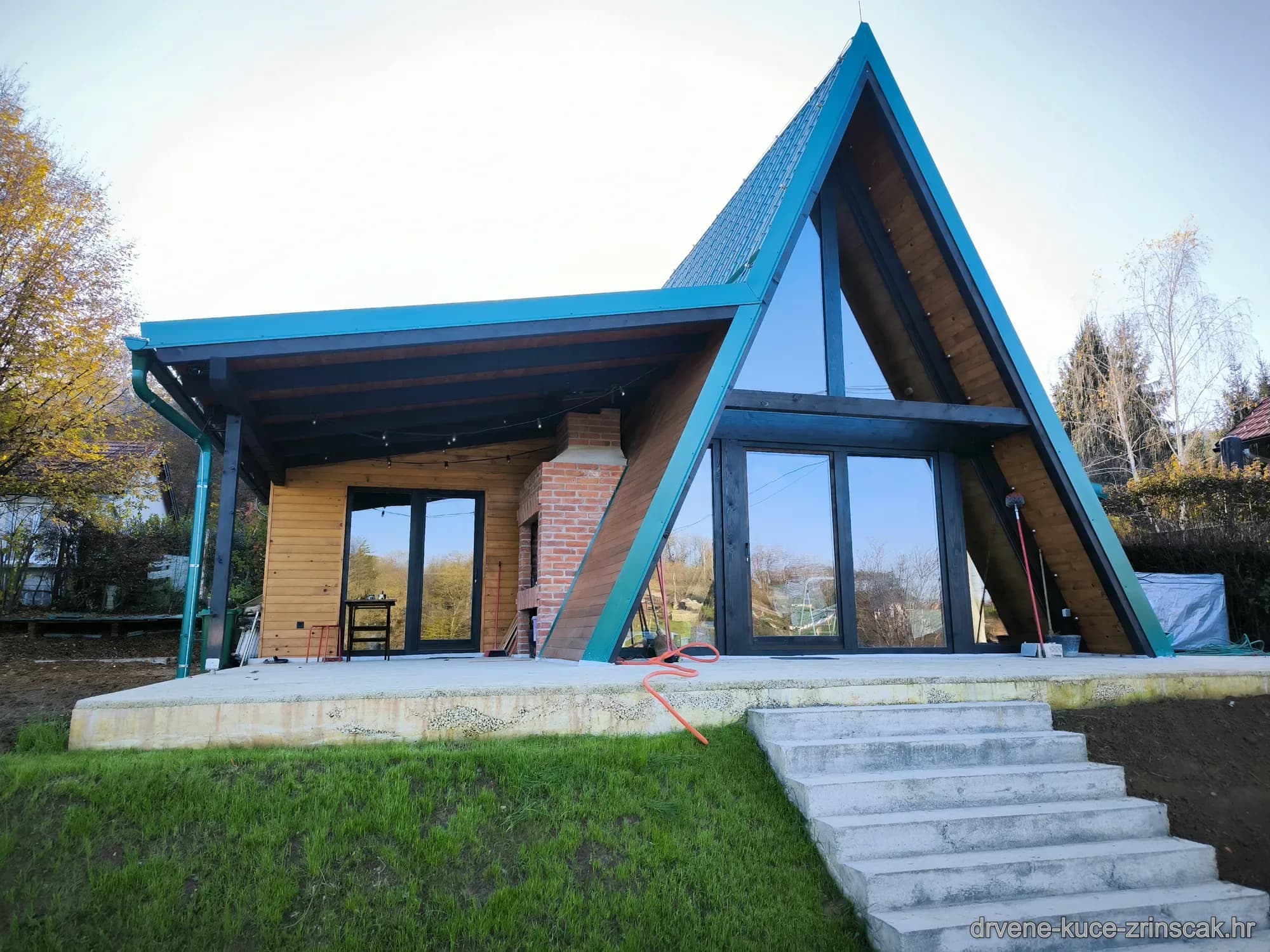 Drvena kuća u prirodnom okruženju