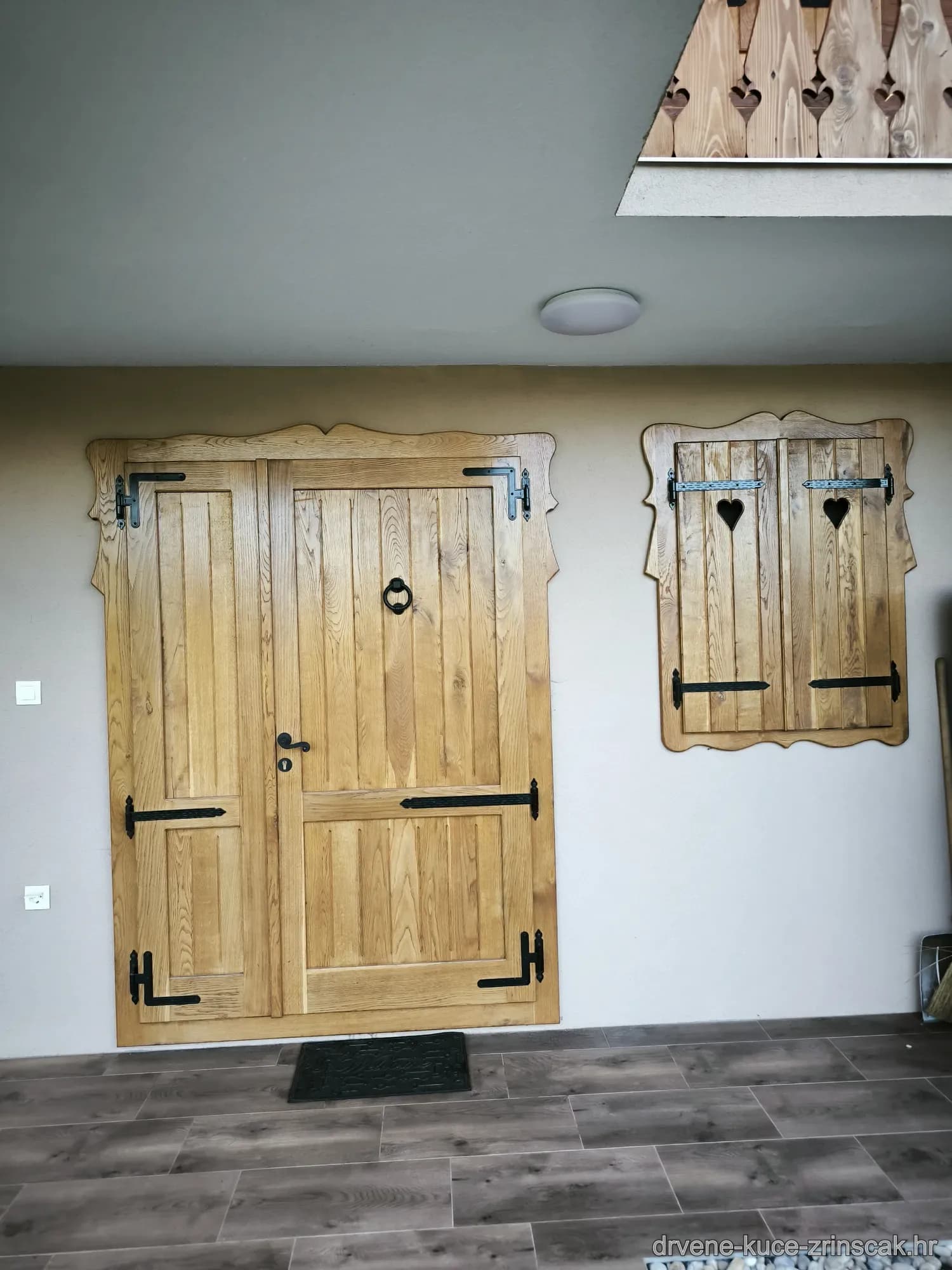 Ulazna drvena vrata pod natkrivenom terasom s okovom