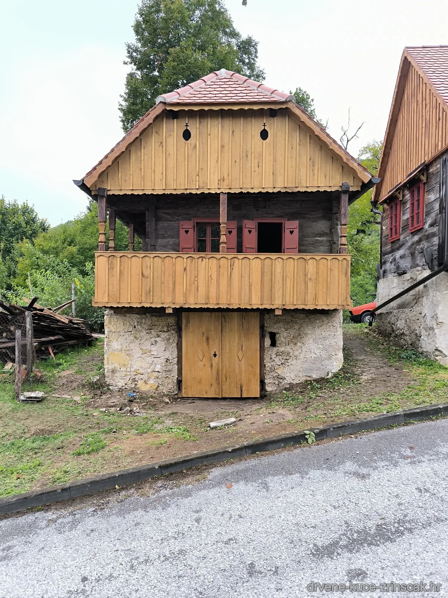 Drvena kuća s balkonom (prednji pogled)