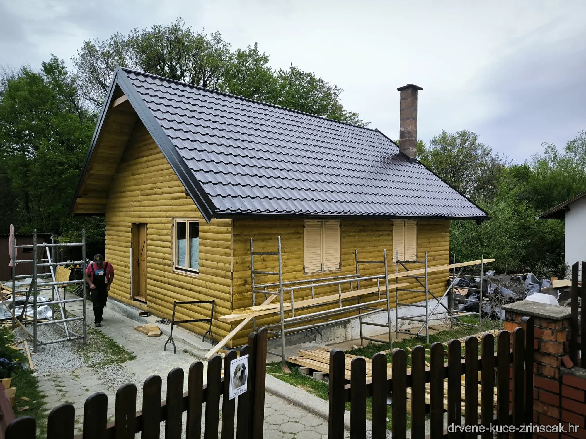 Drvena kuća u fazi radova s novim krovom