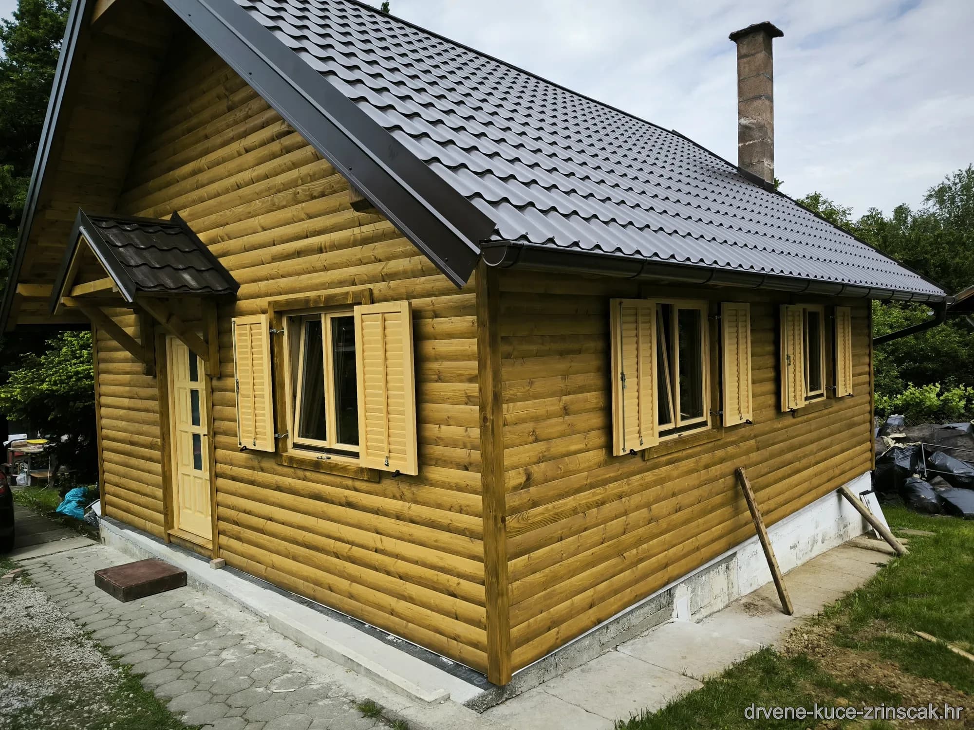 Drvena kuća u prirodnom okruženju