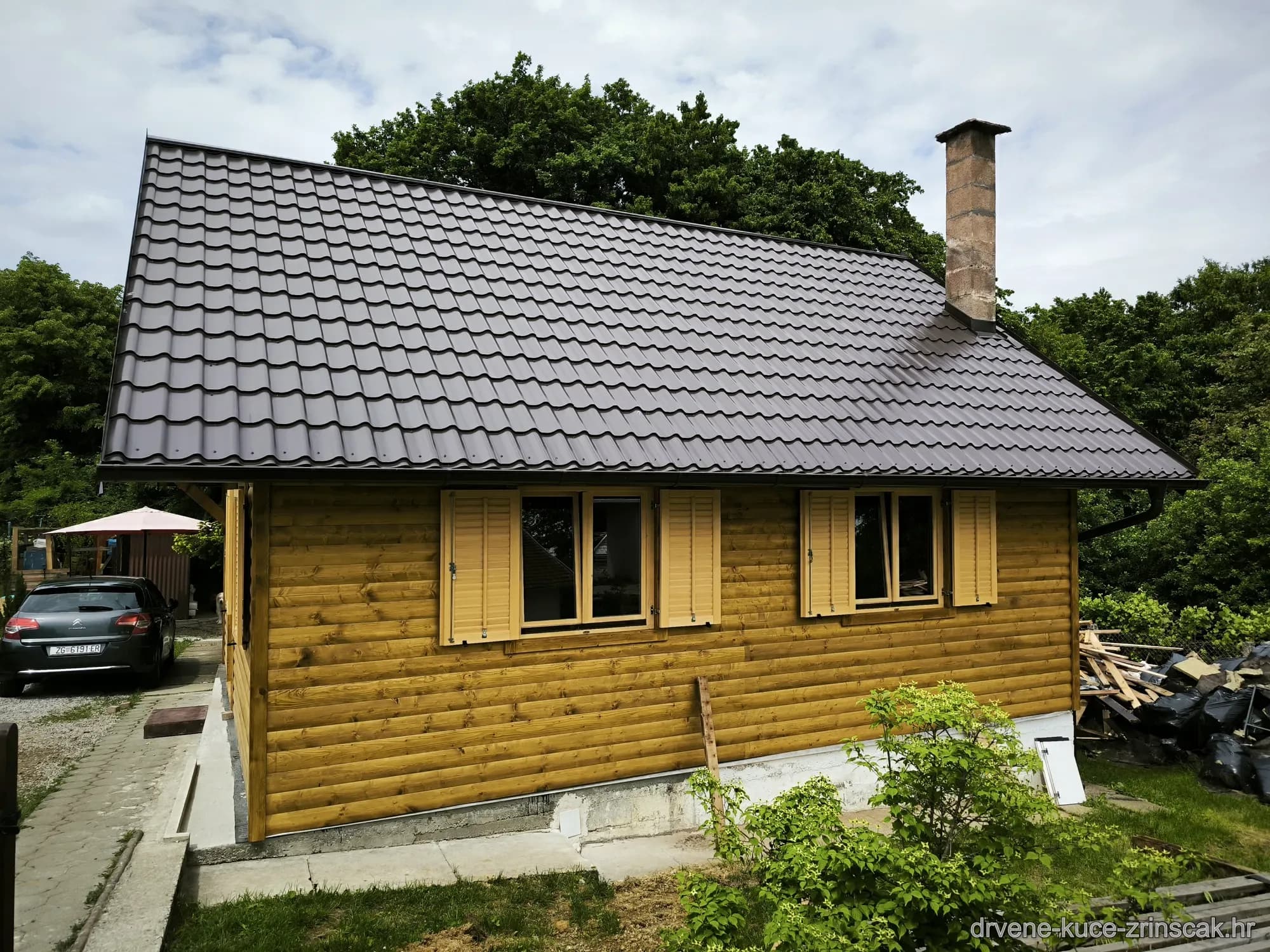 Drvena kuća – bočni pogled na fasadu i krov