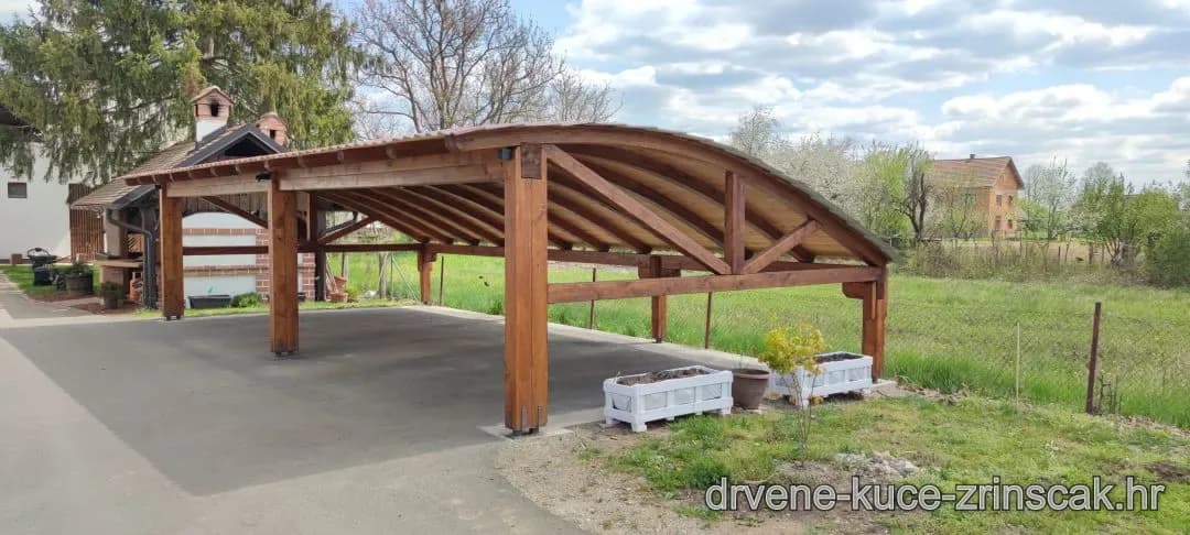 Drvena nadstrešnica – zakrivljena konstrukcija za parkiranje