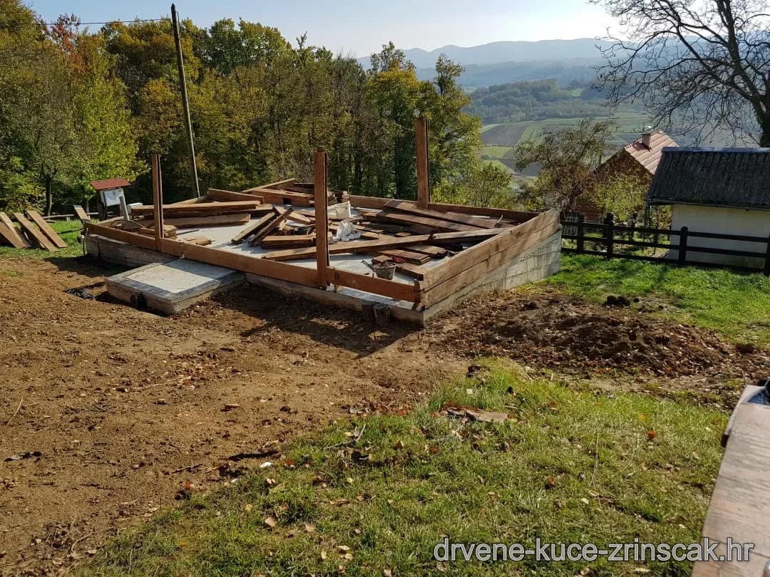 Početak montaže stare hrastove kuće na novoj lokaciji