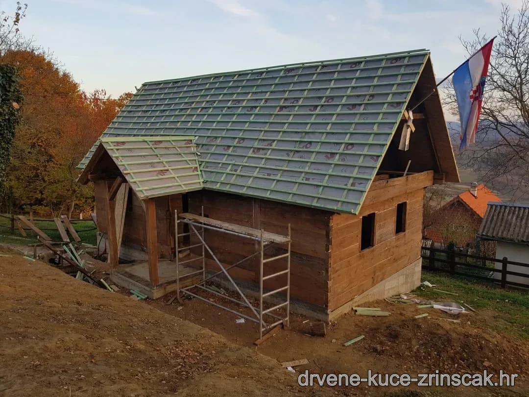 Izrada krovišta po slojevima s folijom, letvama i crijepom